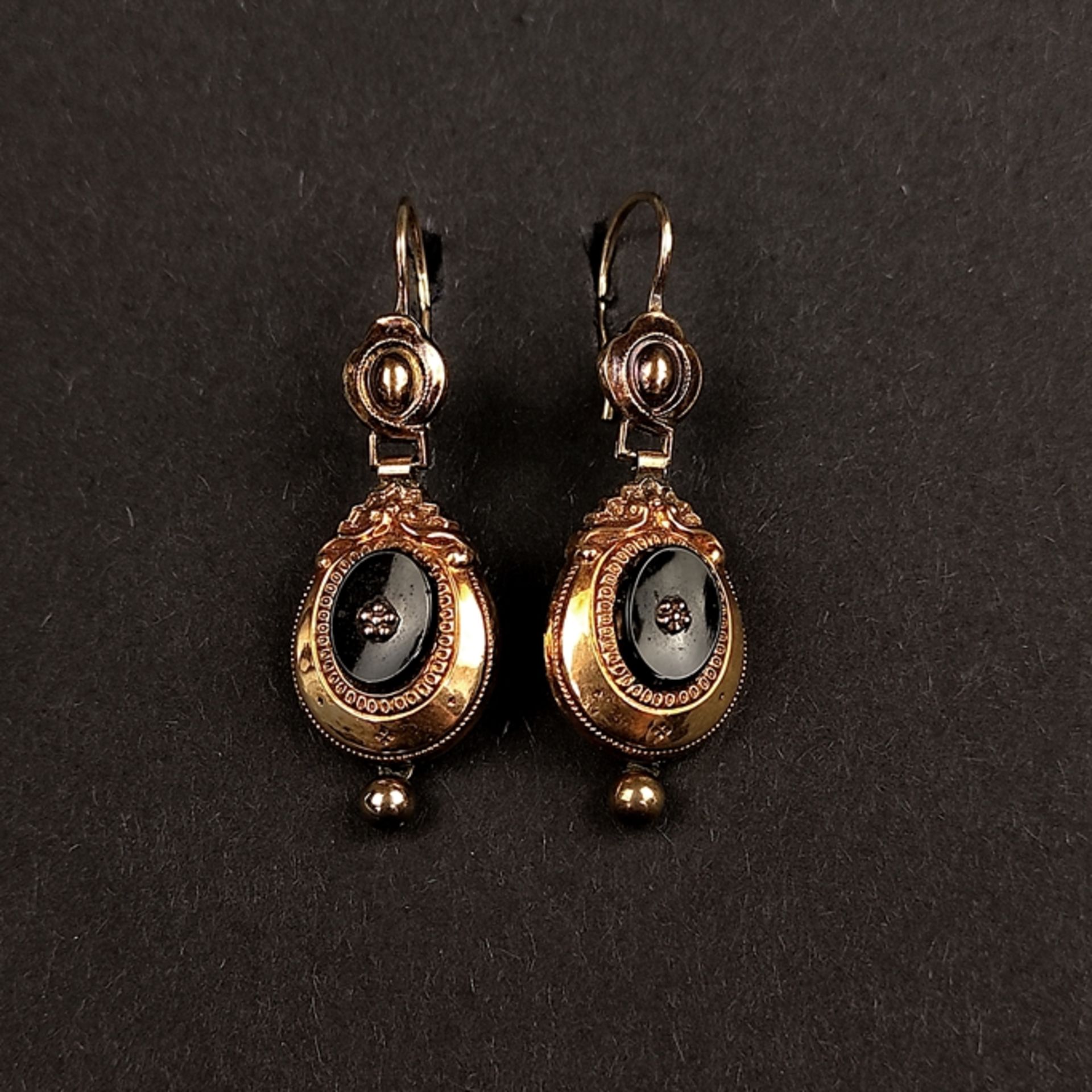 Biedermeier Ohrringe, Hänger, mindestens 333/8K Gelbgold, 4,1g, mittig je mit ovalem Onyx-Element, 