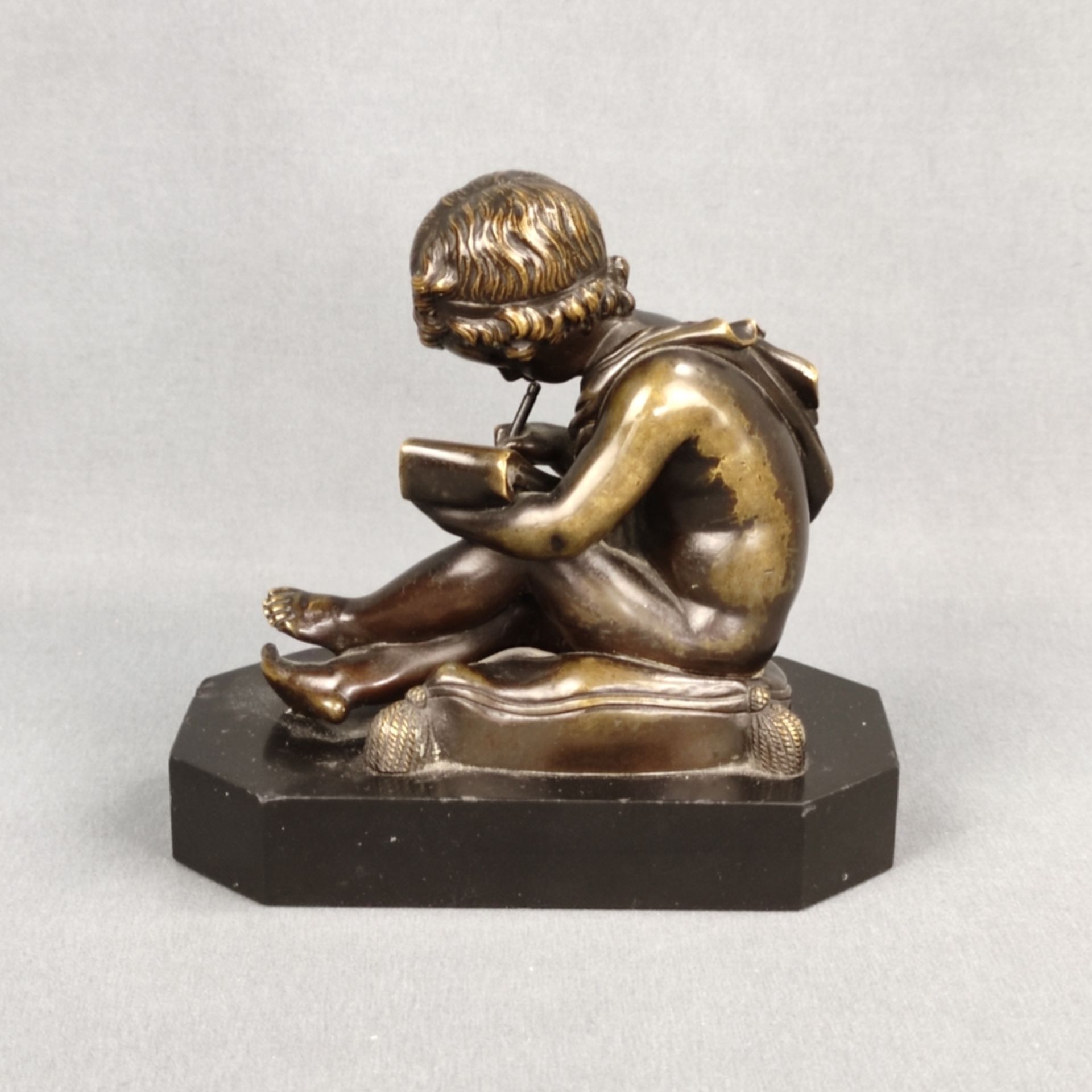 Writing boy sitting on cushion, after Charles Gabriel Lemire (1741 Lunéville - 1827 Paris), bronze  - Image 3 of 6