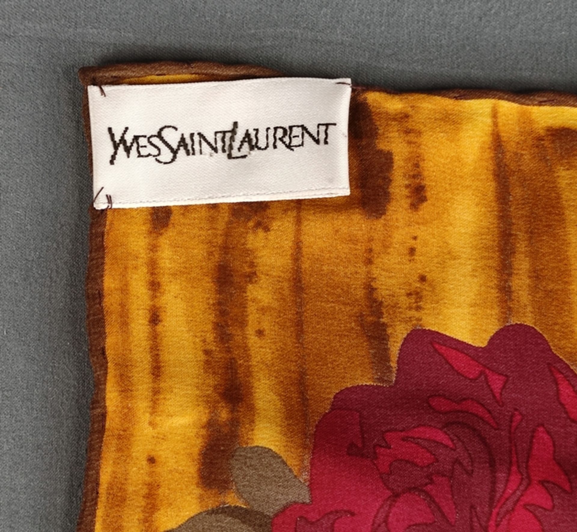 Yves Saint Laurent, Seidentuch, weinrote Rosen auf gelbem Grund, ca. 87x87cm - Bild 3 aus 3