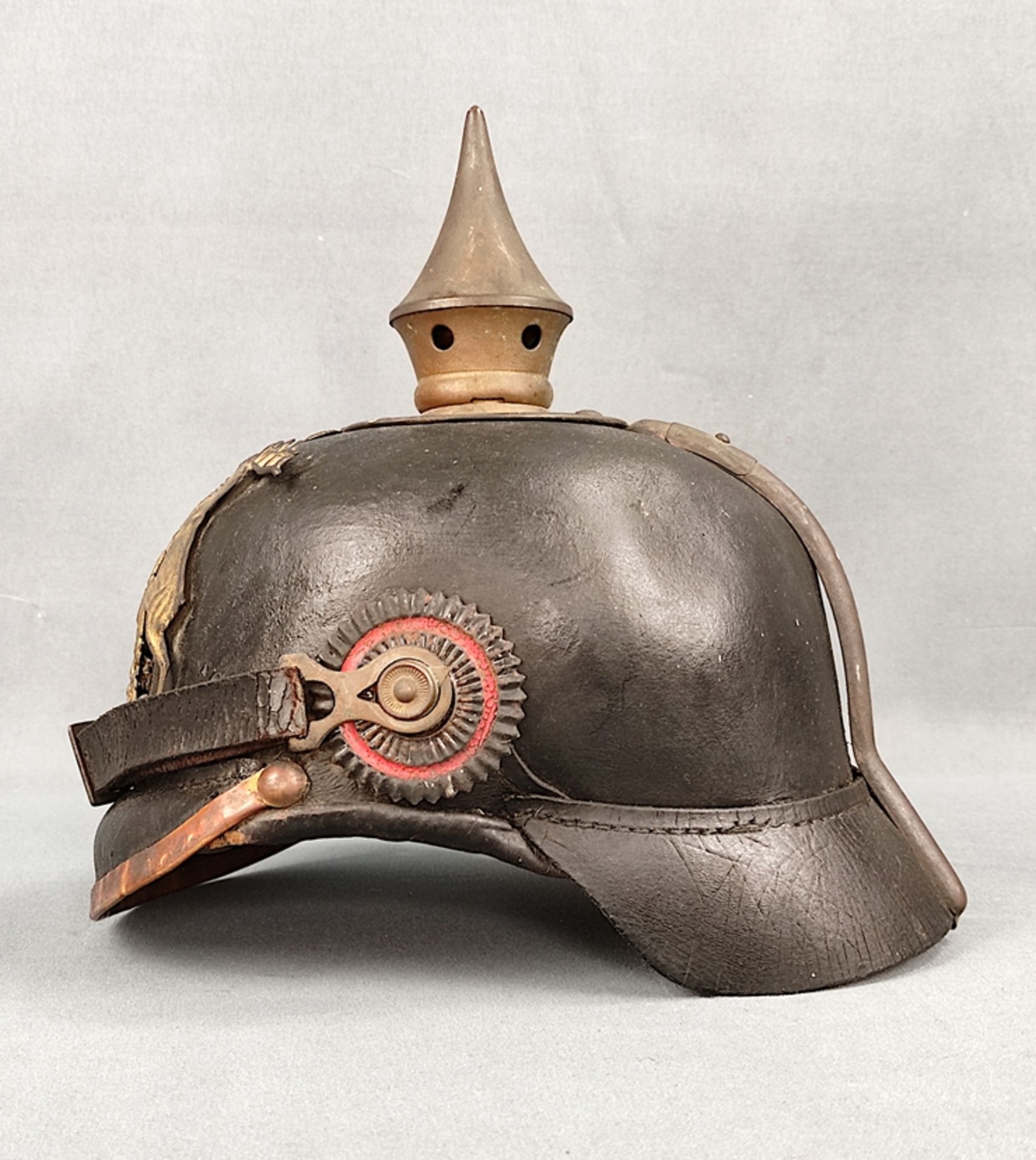 Württembergischer Helm, Glocke aus schwarzem Leder, abgerundeter Vorderschirm, Landeswappen aus Mes - Bild 2 aus 4