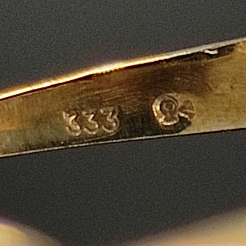 Two-hands-ring, centered small diamond, 333/8K yellow gold, 2.23g, made of two hands holding a smal - Image 3 of 3