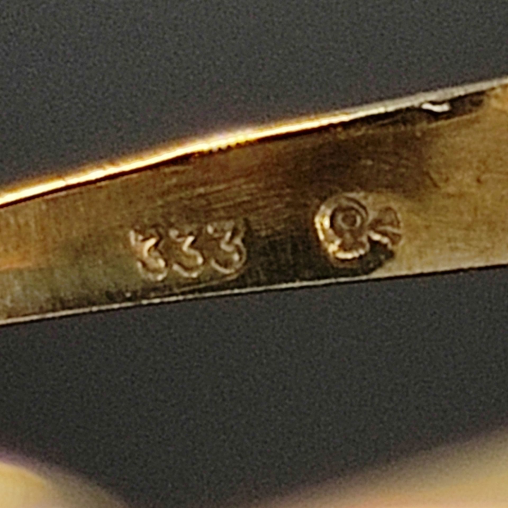 Zwei-Hände-Ring, mittig kleiner Diamant, 333/8K Gelbgold, 2,23g, gefertigt aus zwei Händen, die mit - Bild 3 aus 3