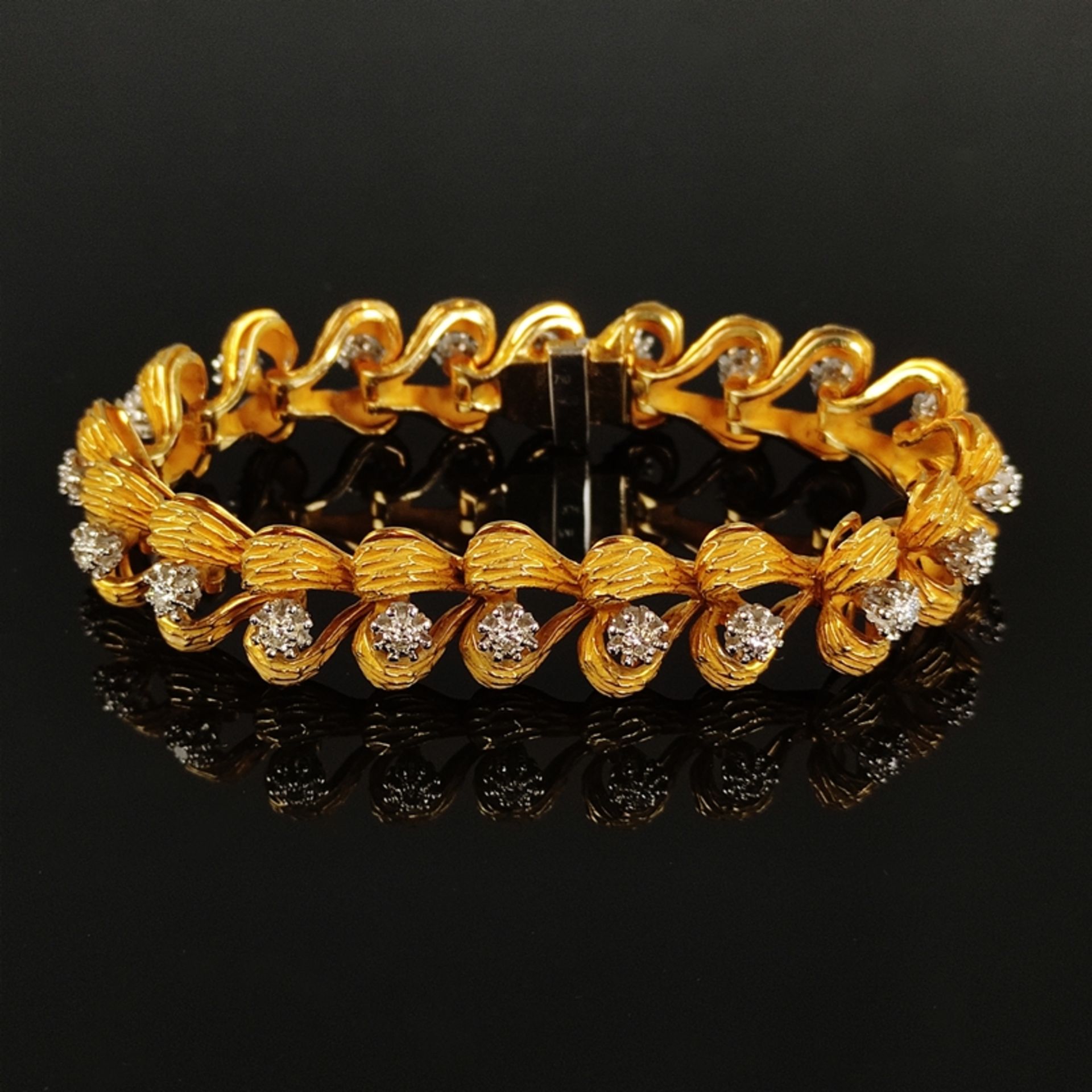 Exklusives Goldschmiede-Armband, 750/18K Gelbgold, 58,4g, besetzt mit 20 Diamanten von zusammen um, - Bild 2 aus 3