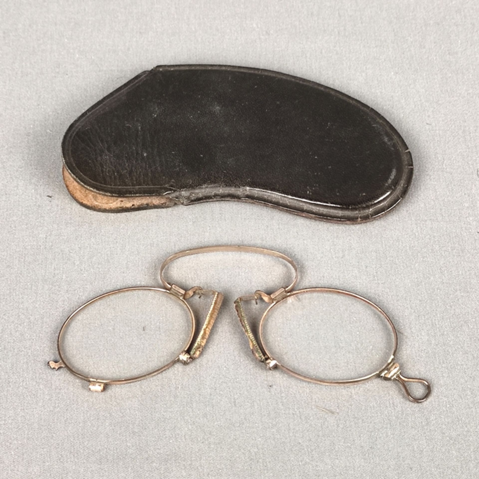 Antike Lesebrille, in Etui, bezeichnet "A. Grabow Nachf. Inh. A. Albert Optikermeister Baden-Baden" - Bild 2 aus 3