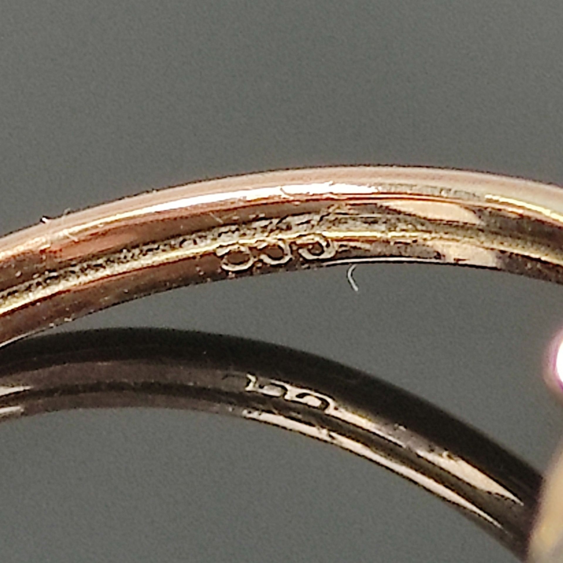 Granatring, 333/8K Gelbgold, 2g, mittig facettierter pinker Schmuckstein, darum 10 kleine Granate,  - Bild 3 aus 3