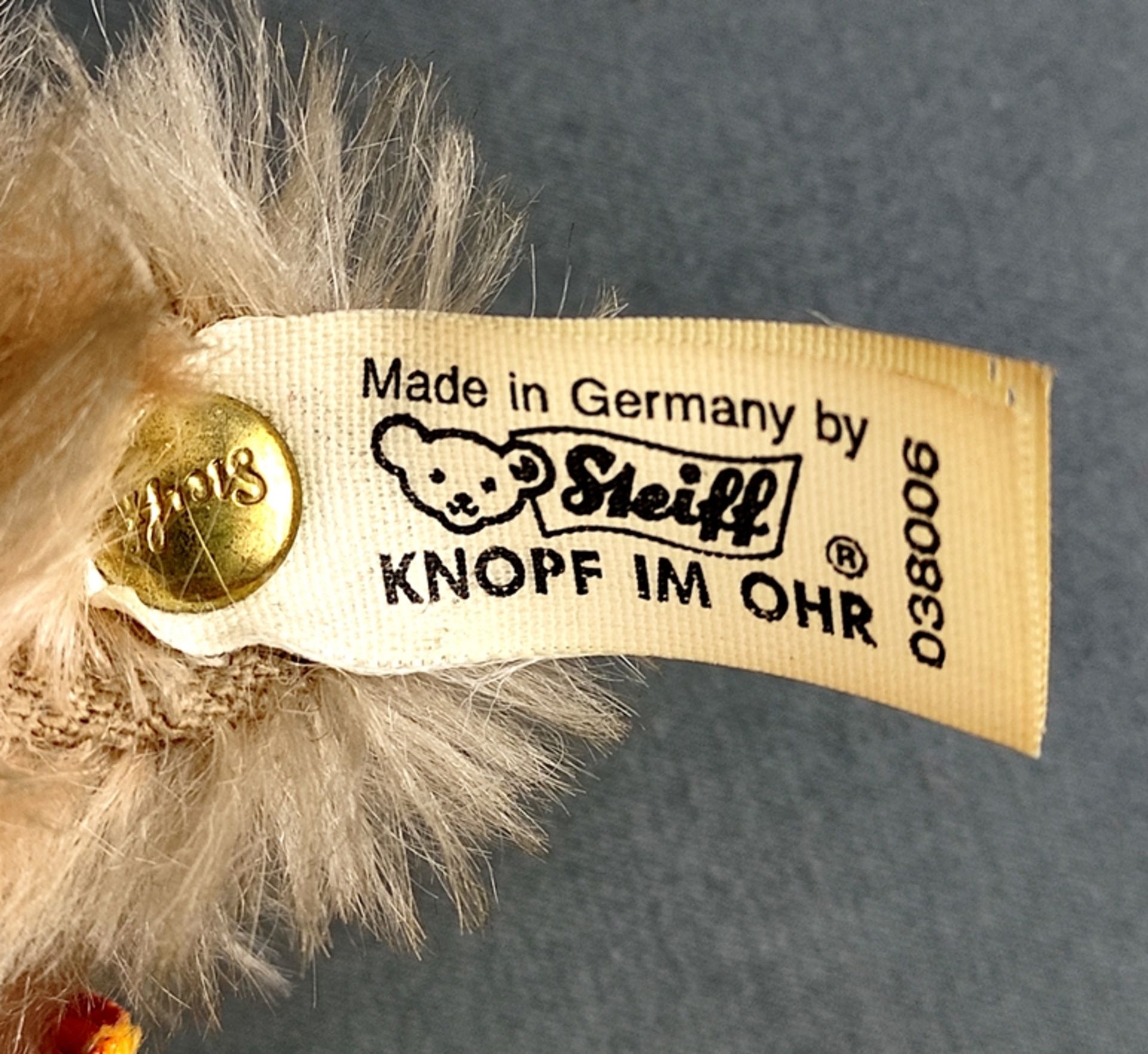 Sammler Konvolut Steiff, Urmensch "Neander", Filzkörper mit Plastikkopf, Kleidung aus Mohair, Kette - Bild 3 aus 3