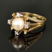 Perl-Diamant-Ring, 585/14K Weiß-/Gelbgold, 3,4g, mittig Perle, darum vier kleine Diamanten, Ringgrö