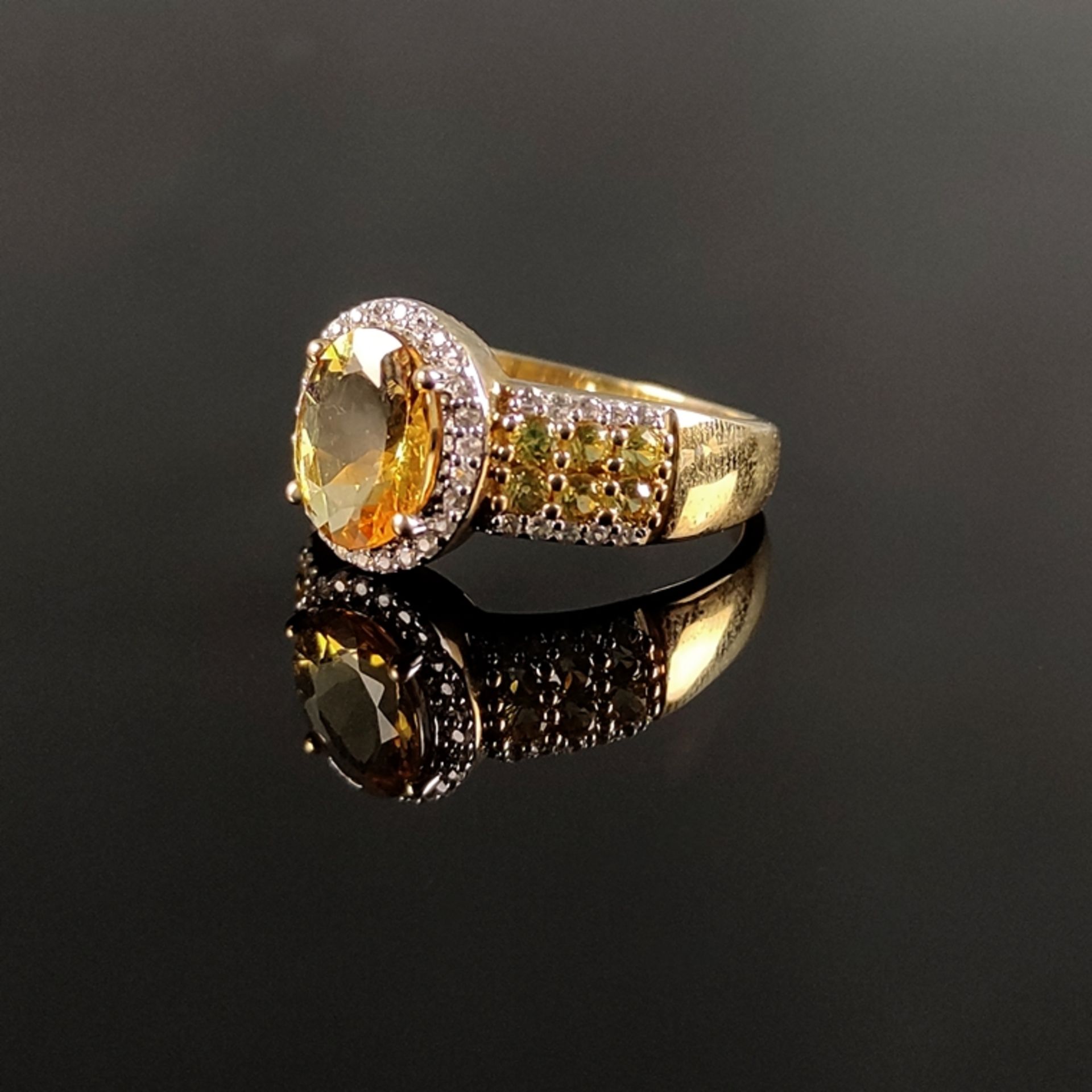 Zitrin-Brillant-Ring, mittig zentraler facettierter Zitrin, darum kleine Diamanten, 333/8K Gelbgold