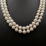 Elegantes Perlencollier mit Opal-Brillant-Schließe, 750/18K Weißgold, besetzt mit 8 Brillanten von