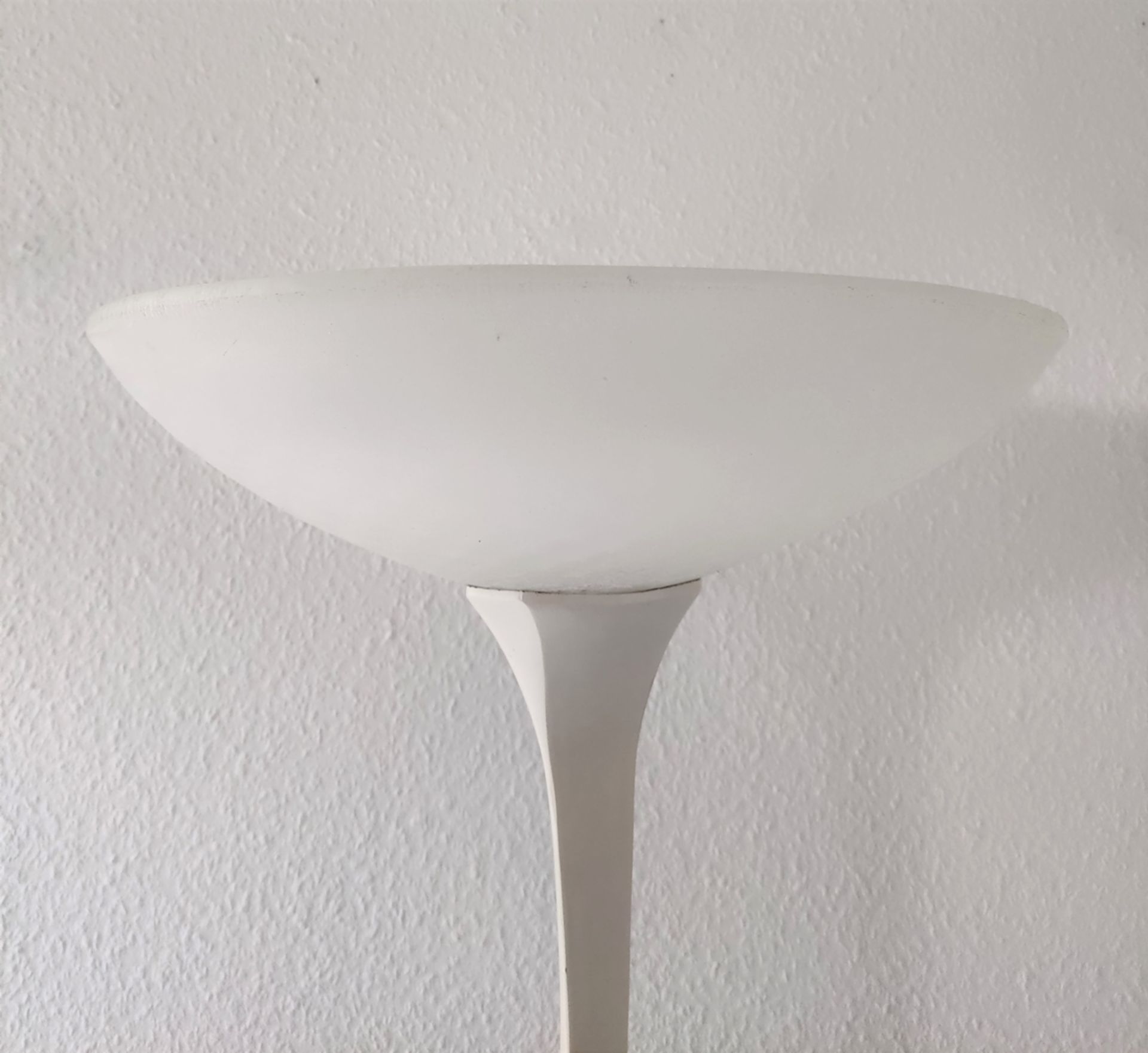 Stehlampe, Design,mit geschwungenem Fuß und mit Glas, ähnlich Lalique, am Fuß signiert, wohl Frankr - Bild 3 aus 3