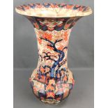 Große Imari Vase, Dekor mit idealisierten Naturausschnitten und Pagodendächern, gebaucht mit ausges