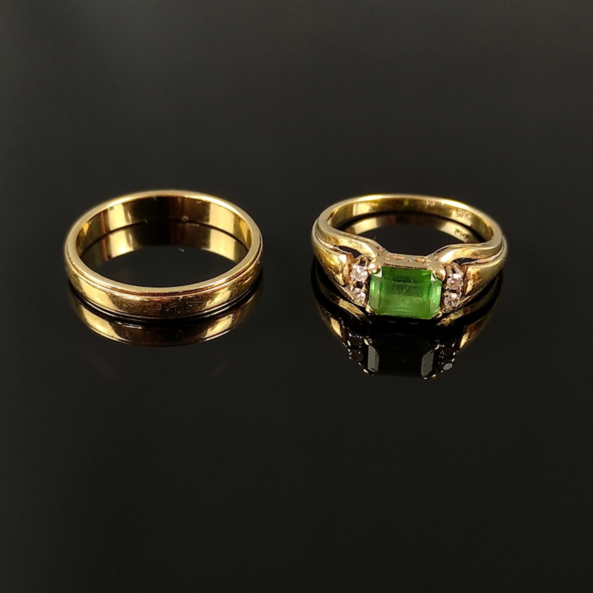 Two gold rings, one 585/14K yellow gold, 4.33g, center green faceted gemstone flanked by two small  - Image 2 of 5