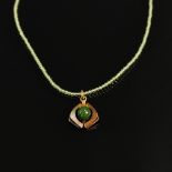 Jade-Anhänger an Peridot Kette, 333/8K Gelbgold, Gesamtgewicht 5,10g, Anhänger besetzt mit einer fe