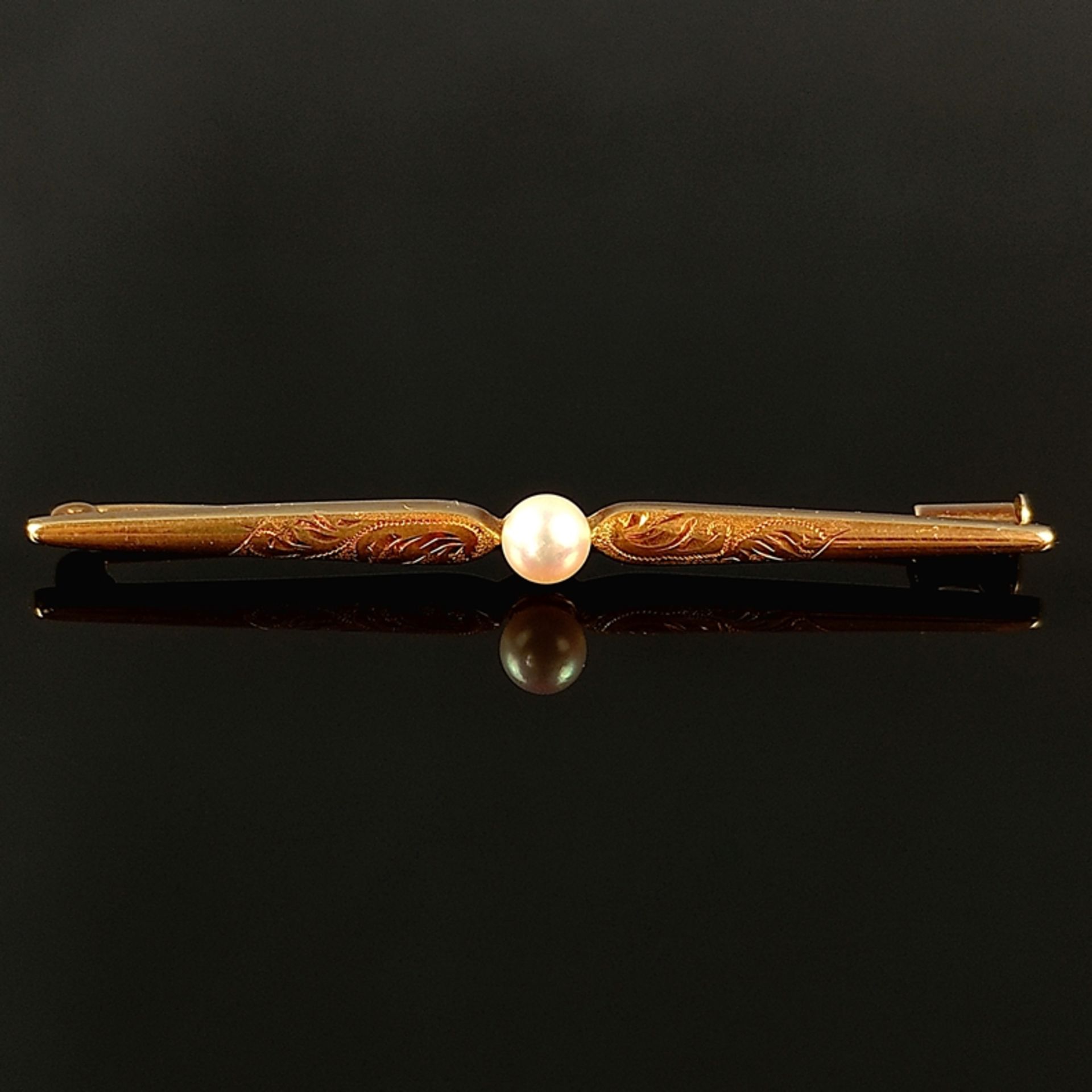Bar brooch with pearl, 585/14K yellow gold, 2,9g, center pearl with a diameter of about 5mm, left a