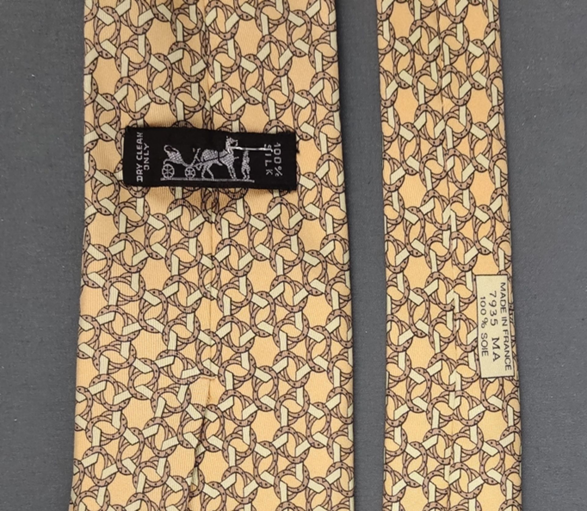 Collection of 3 vintage silk ties by HERMÈS, consisting of: Model 5339 TA, 5358 OA and Model 7935 M - Image 3 of 4