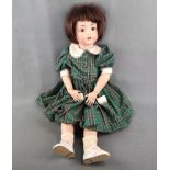 Puppe von Simon und Halbig, Modell 117, in grünem Kleid mit weißem Kragen, gehäkelten Strümpfen und