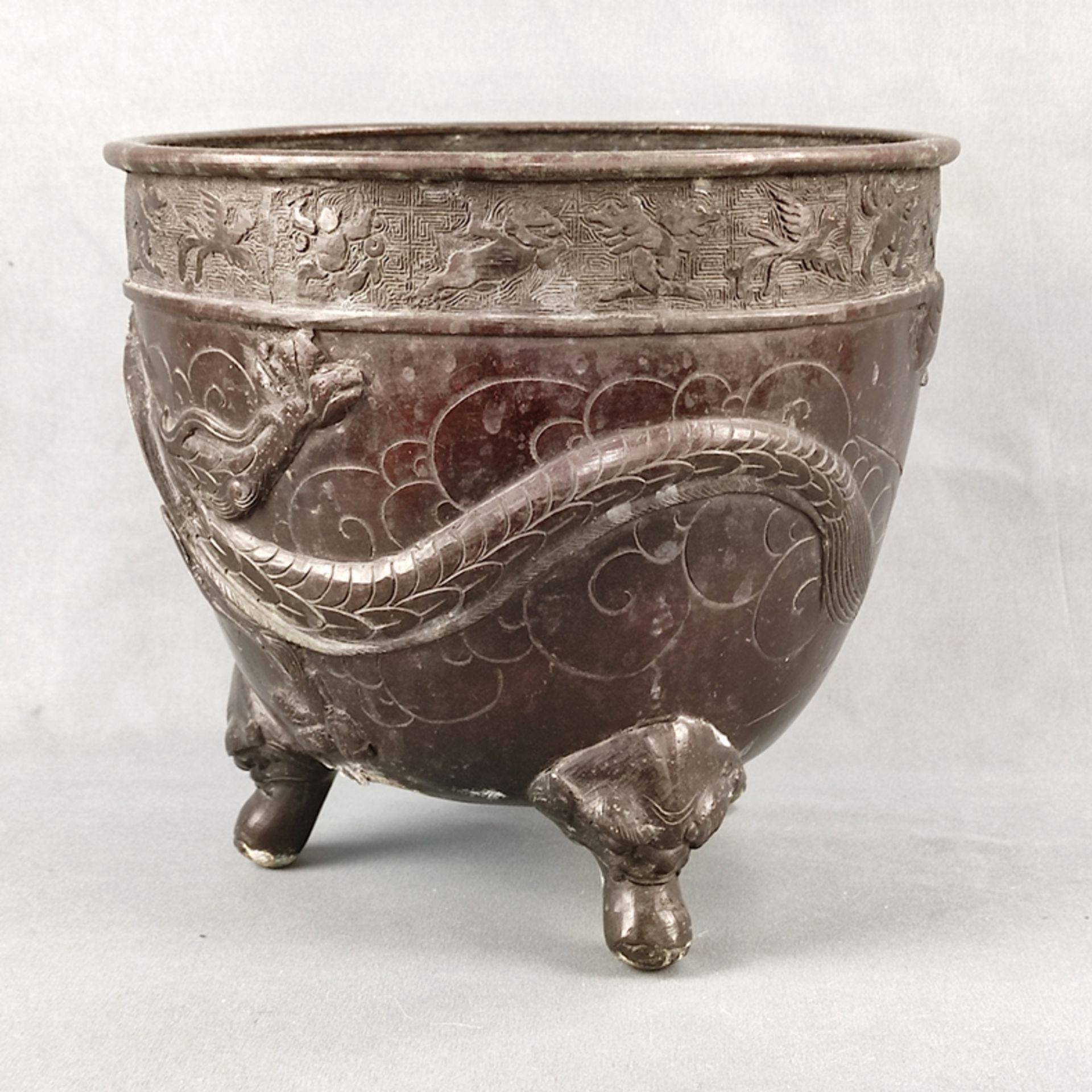 Bronze dragon pot, all around with dragon decoration in relief, rim frieze with geometric decoratio - Image 3 of 5