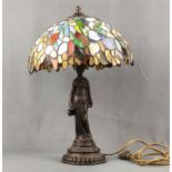 Tischlampe im Tiffany-Stil, Hersteller Honsel, Fuß gegossen als Wasserträgerin, Höhe 45cm