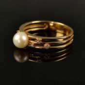 Perl-Ring, 750/18K Gelbgold, 4,1g, besetzt mit 5 kleinen Zirkonia, mittig Perle mit einem Durchmess