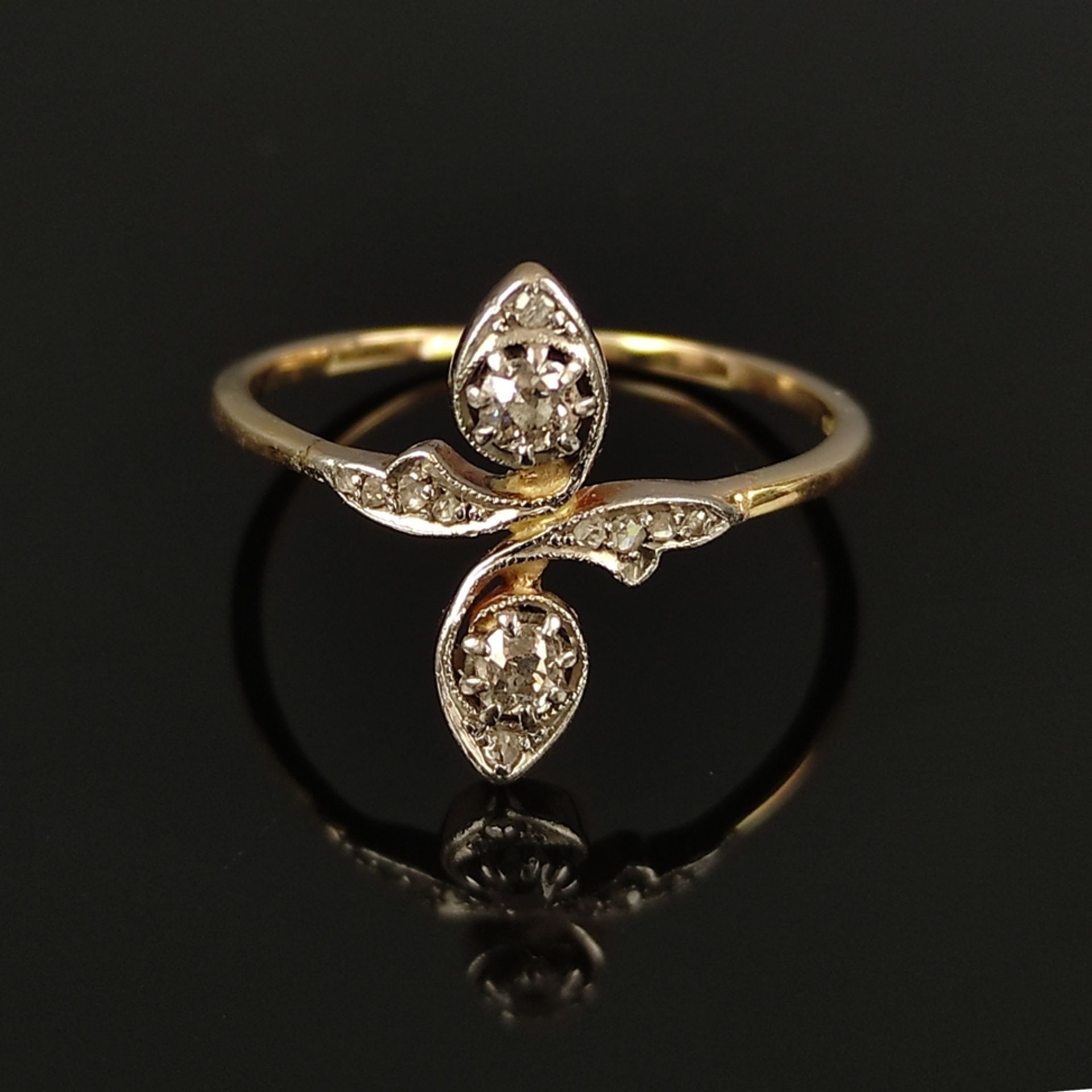 Brillant-Ring, 585/14K Weiß- /Gelbgold, 2,67g, besetzt mit zwei größeren Diamanten von zusammen um  - Bild 2 aus 3
