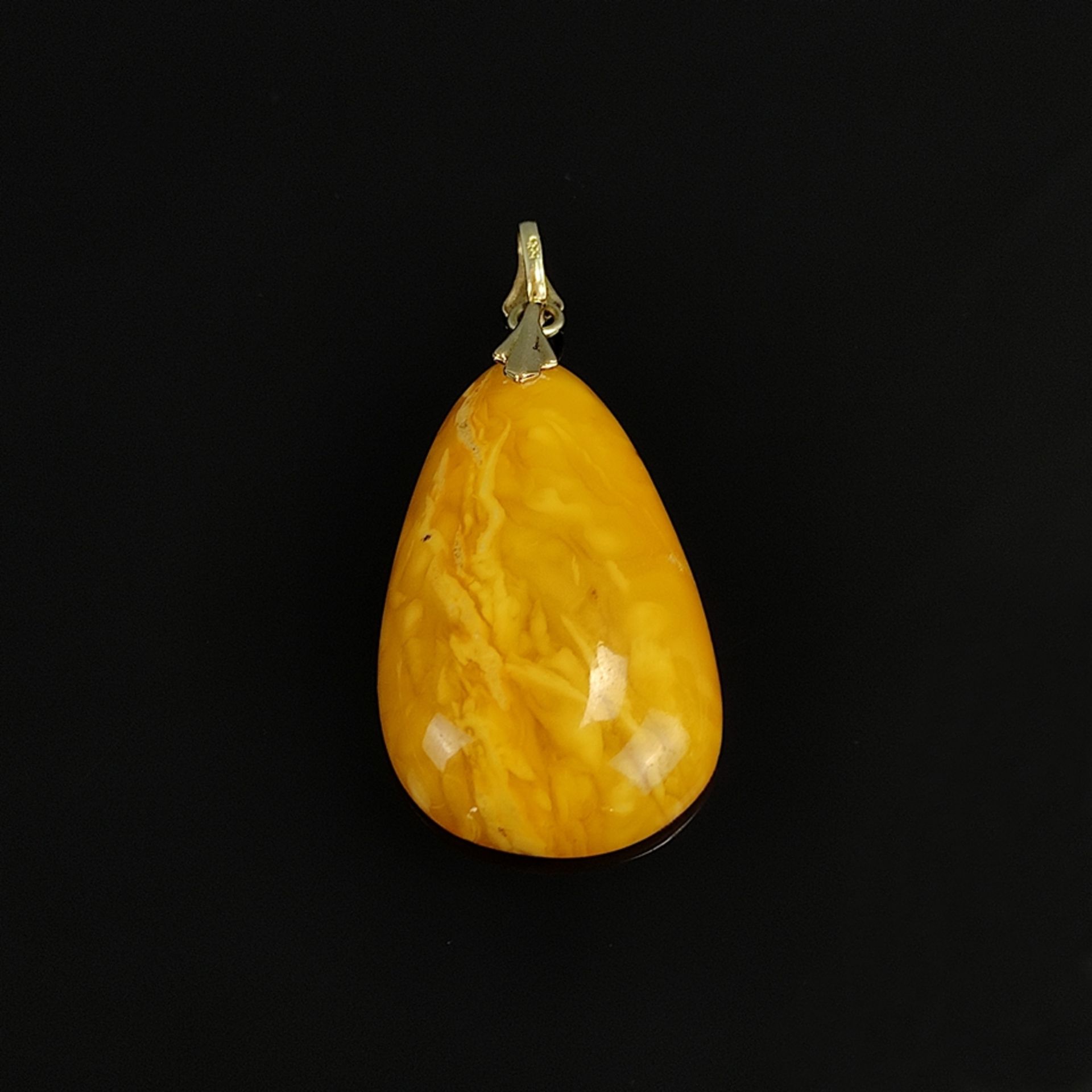 Amber pendant, 585/14K yellow gold, total weight 5.47g, teardrop shaped amber, worked flat on the r