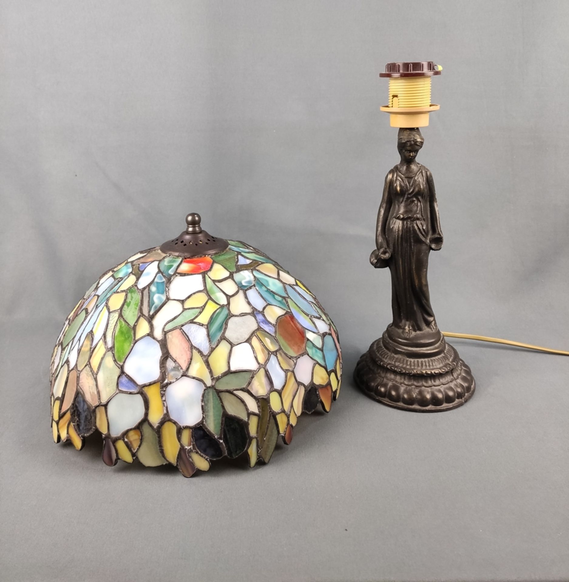 Tischlampe im Tiffany-Stil, Hersteller Honsel, Fuß gegossen als Wasserträgerin, Höhe 45cm - Bild 3 aus 3