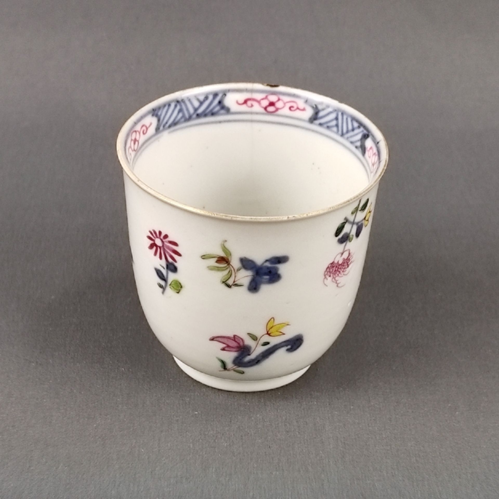 Cup, famille rose, China circa 1900, porcelain cup with polychrome floral decoration, gilding resid - Image 2 of 4