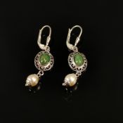 Jade-Perl-Ohrringe, Silber 925, Klappohrbügel mit reliefierten ovalen Abhängungen besetzt mit ovale
