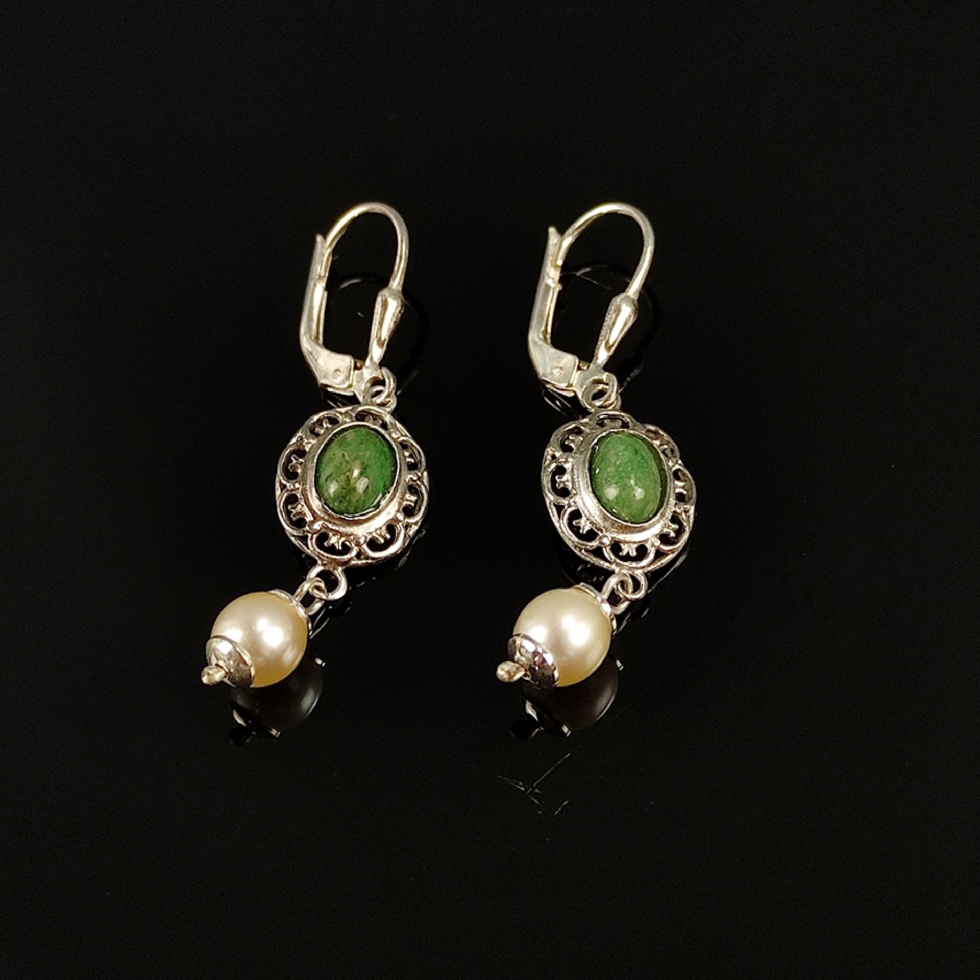 Jade-pearl earrings, silver 925, hinged earwire with reliefed oval suspensions set with oval caboch