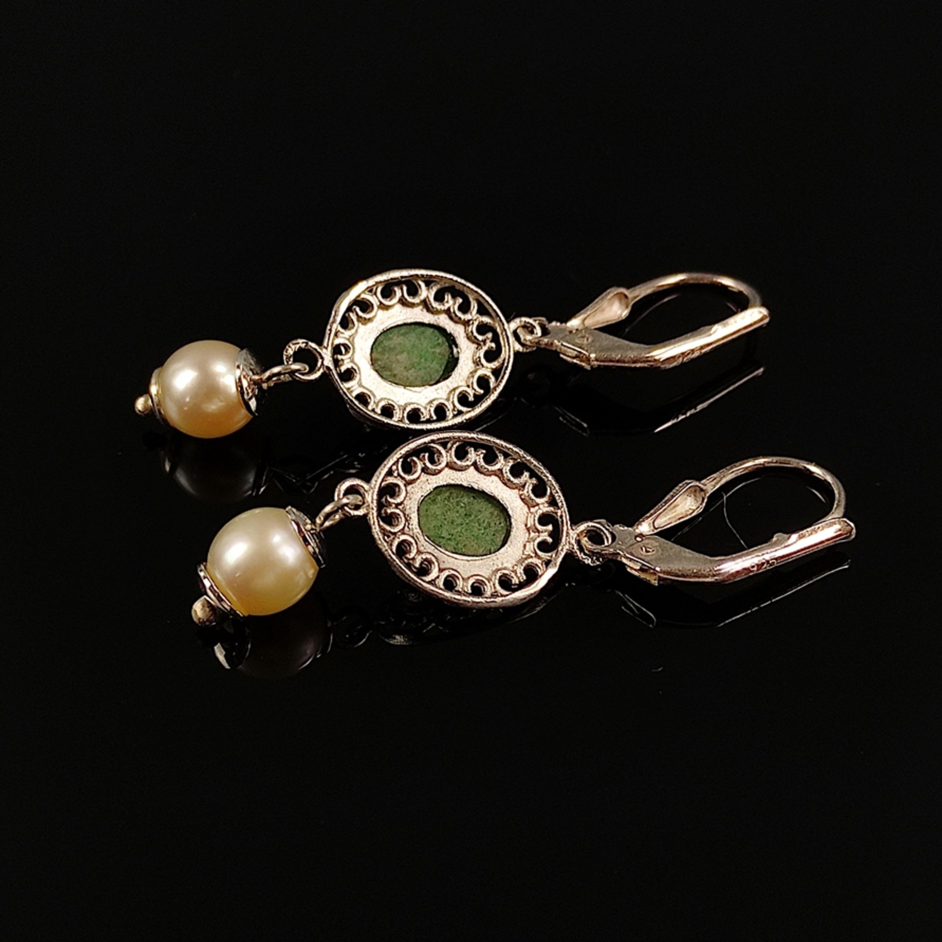 Jade-pearl earrings, silver 925, hinged earwire with reliefed oval suspensions set with oval caboch - Image 2 of 3