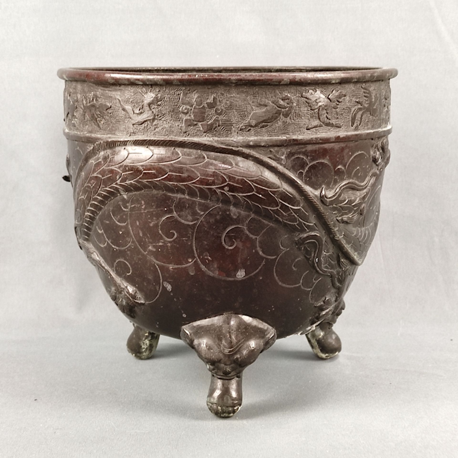 Bronze dragon pot, all around with dragon decoration in relief, rim frieze with geometric decoratio - Image 2 of 5