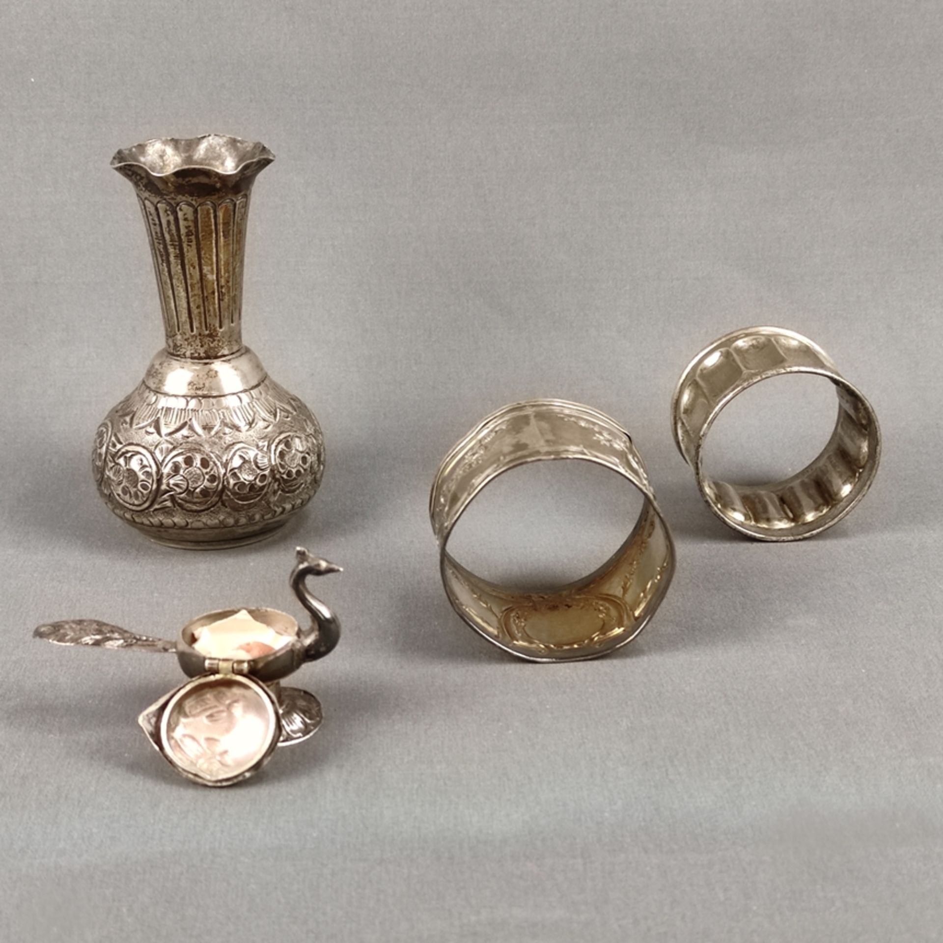 Small lot, 4 pieces, consisting of a small vase, sterling silver, 52g, height 10cm, a napkin ring,  - Image 2 of 5