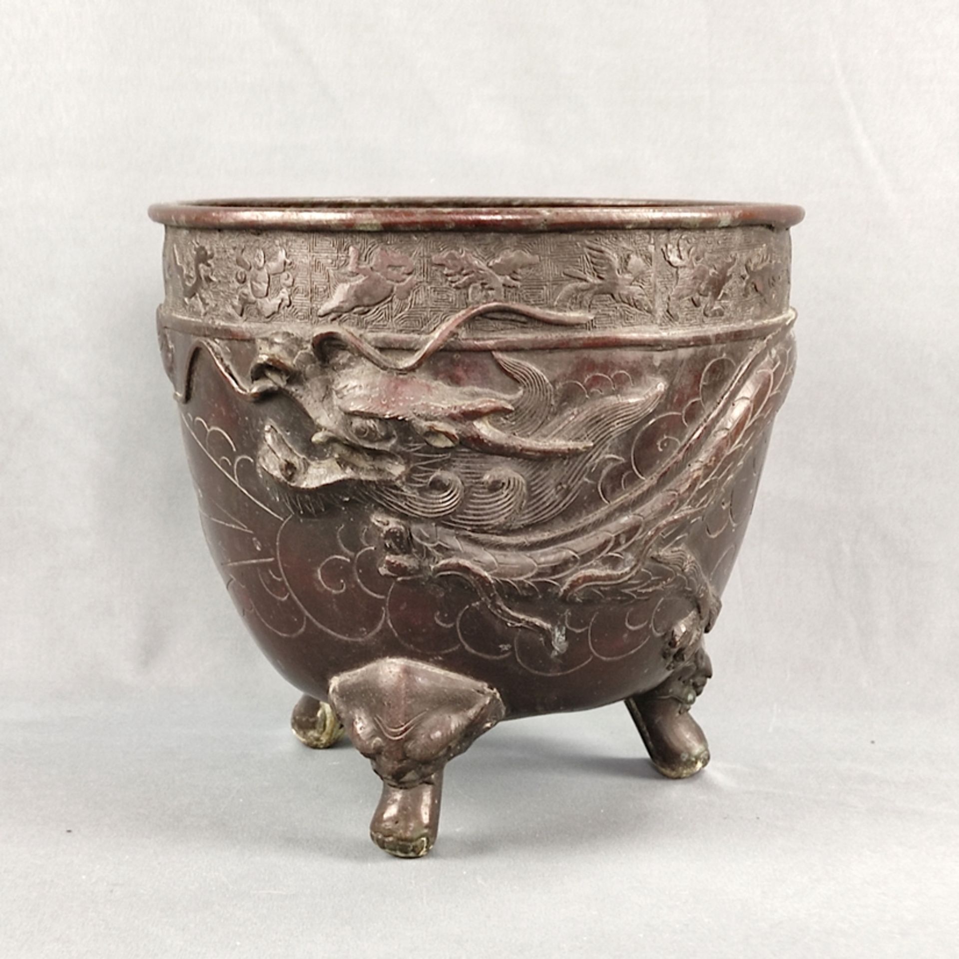 Bronze dragon pot, all around with dragon decoration in relief, rim frieze with geometric decoratio