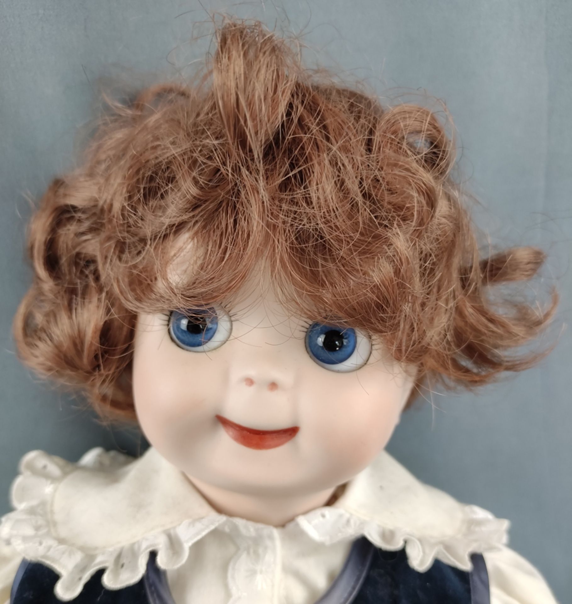 Doll "Googlie" by J.D. Kestner, with big blue eyes and closed melon mouth, brown curly wig and stra - Image 2 of 5