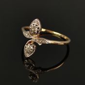 Brillant-Ring, 585/14K Weiß- /Gelbgold, 2,67g, besetzt mit zwei größeren Diamanten von zusammen um 