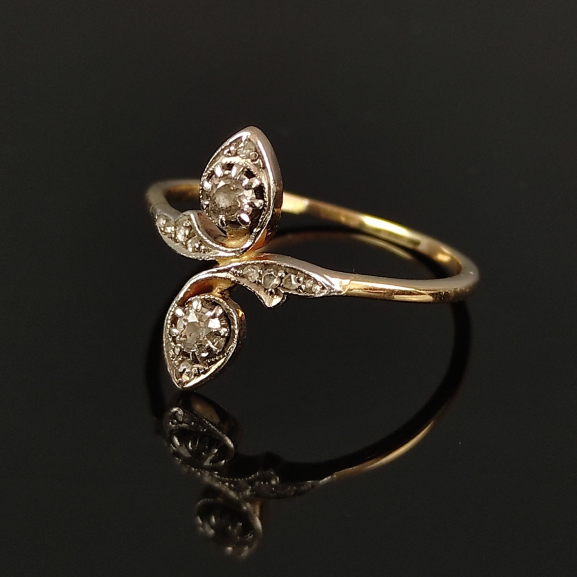 Brillant-Ring, 585/14K Weiß- /Gelbgold, 2,67g, besetzt mit zwei größeren Diamanten von zusammen um 