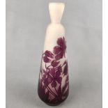 Gallé Vase/ Soliflore, Frankreich, um 1920, farbloser matt geätzter Fond, Außenwandung mit Blüten i
