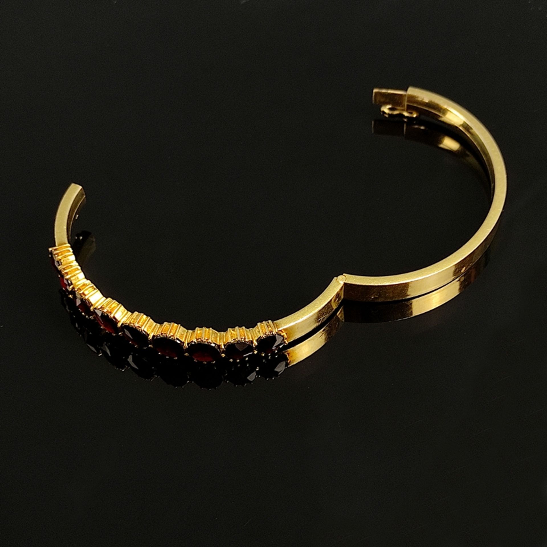 Antique garnet-gold bangle, standard gold (250/1000), 15,6g, bangle with hinge and tongue clasp wit - Image 2 of 3