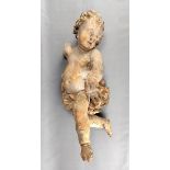 Barock Putto, wohl Süddeutschland, um 1800, dreiviertelrund geschnitzt, sich drehend und über die S