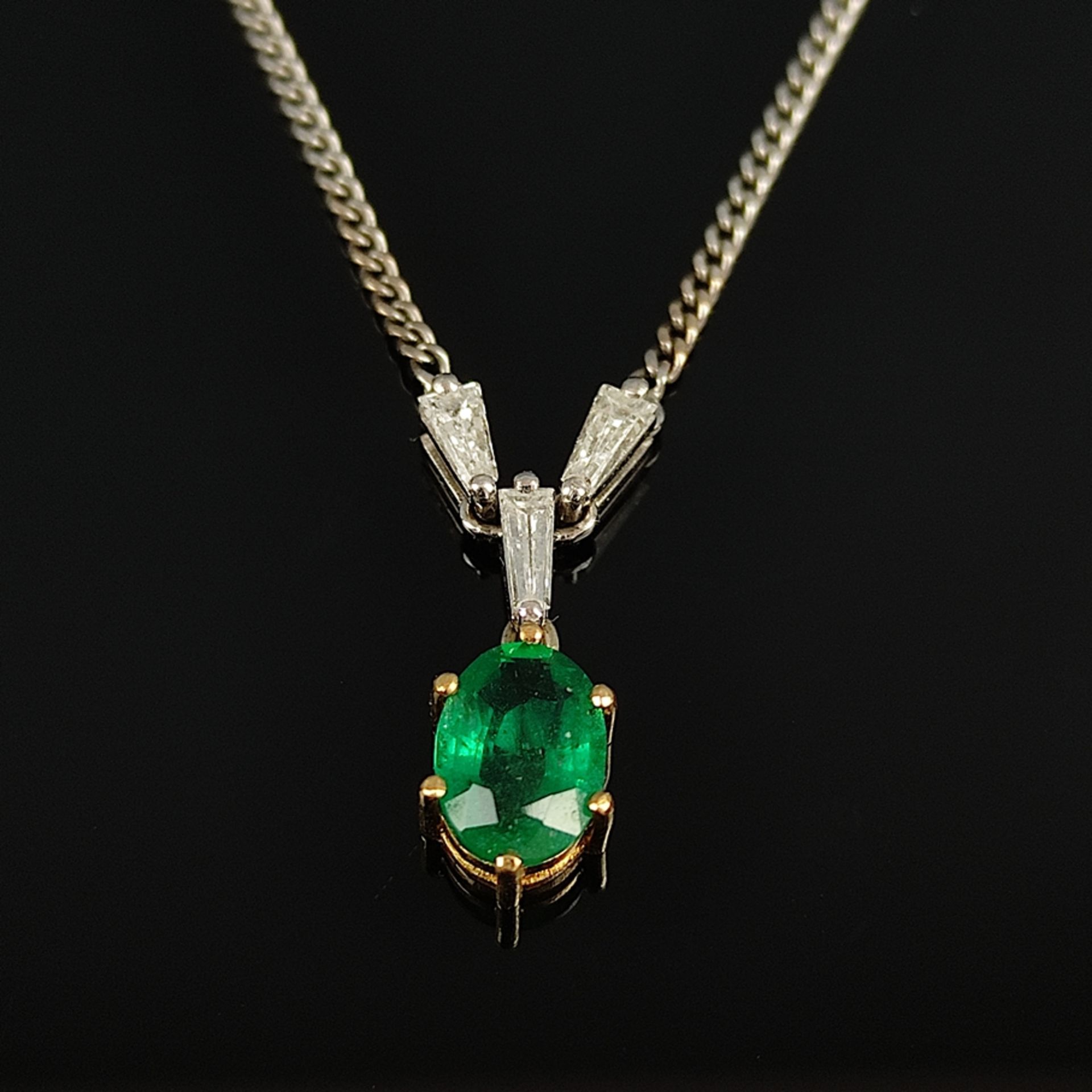 Emerald necklace, 585/14K white gold, 4,8g, centered in yellow gold set oval and faceted emerald, o