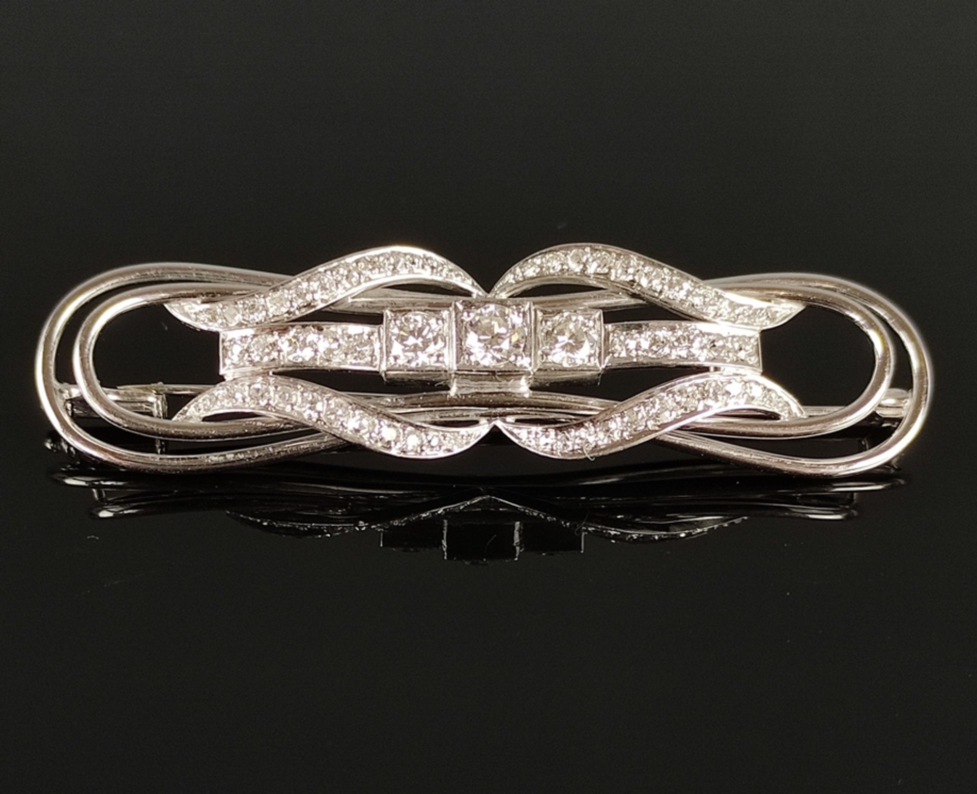 Elegant brooch, centered with three large brilliant-cut diamonds, together around 0.42ct, tw/vsi, s