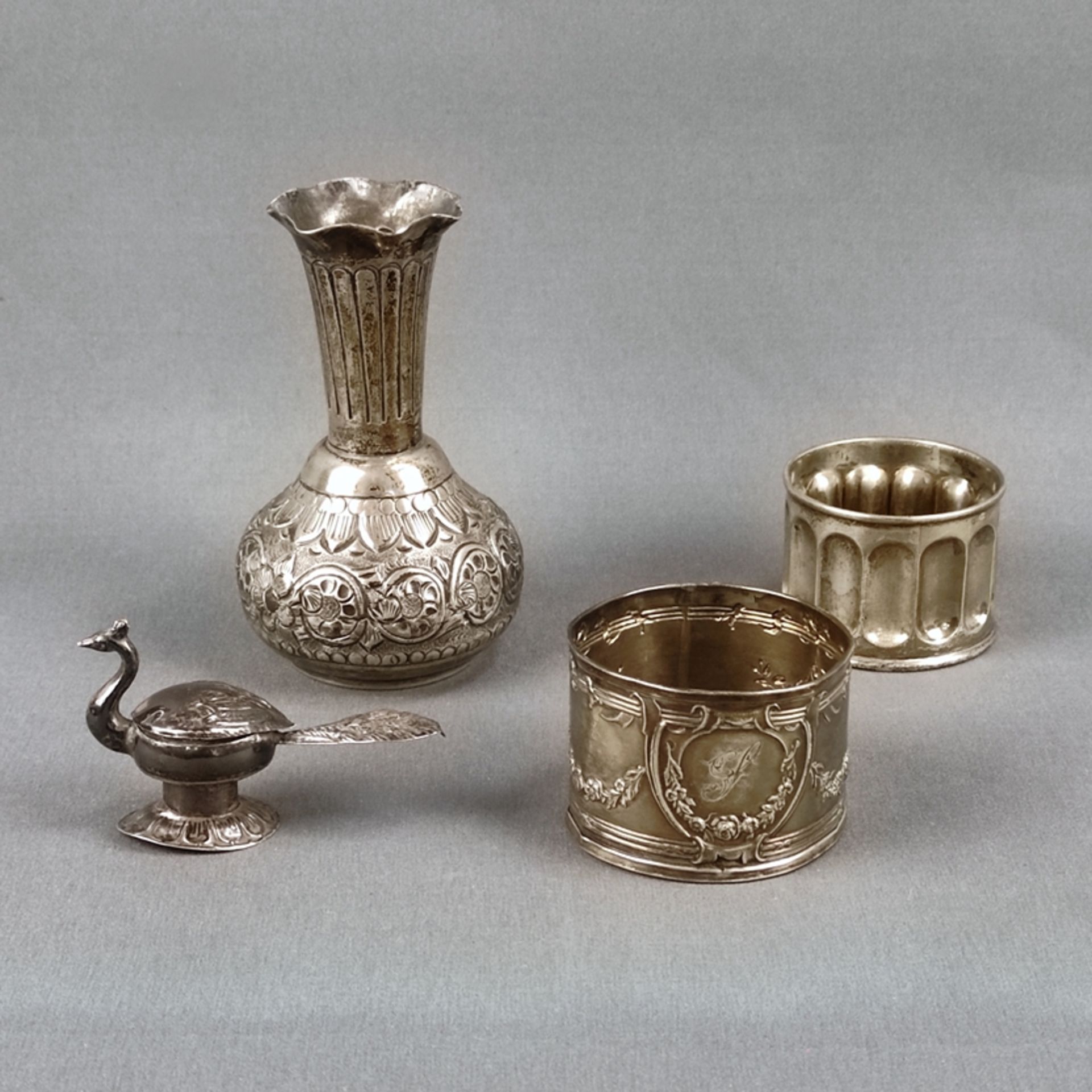 Small lot, 4 pieces, consisting of a small vase, sterling silver, 52g, height 10cm, a napkin ring, 