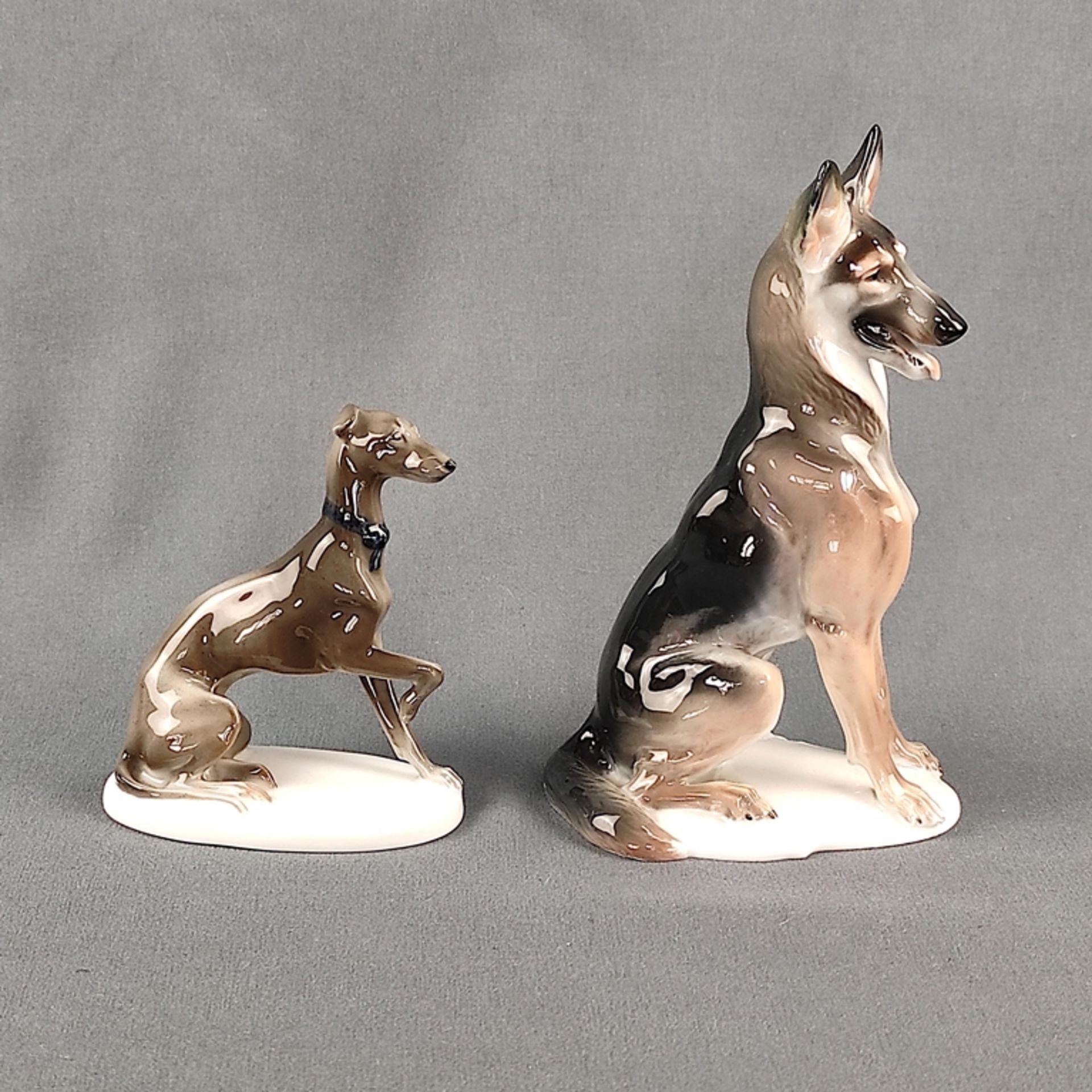 Dog convolute consisting of: "Sitting shepherd dog", polychrome painted on natural plinth, design b - Image 2 of 5