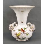 Widderkopf-Vase, Herend, Dekor Rothschild, polychrome Bemalung mit Schmetterlingen und Vögeln, voll