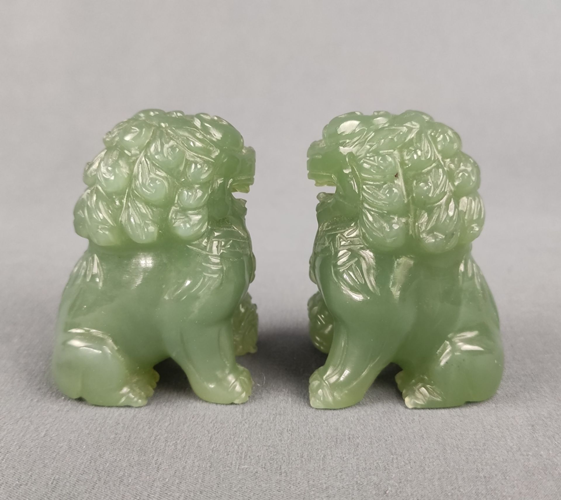 Pair of guardian lions/ Fo dogs, jade carved, China, 20th century, height approx. 6cm each *832/03  - Image 3 of 4