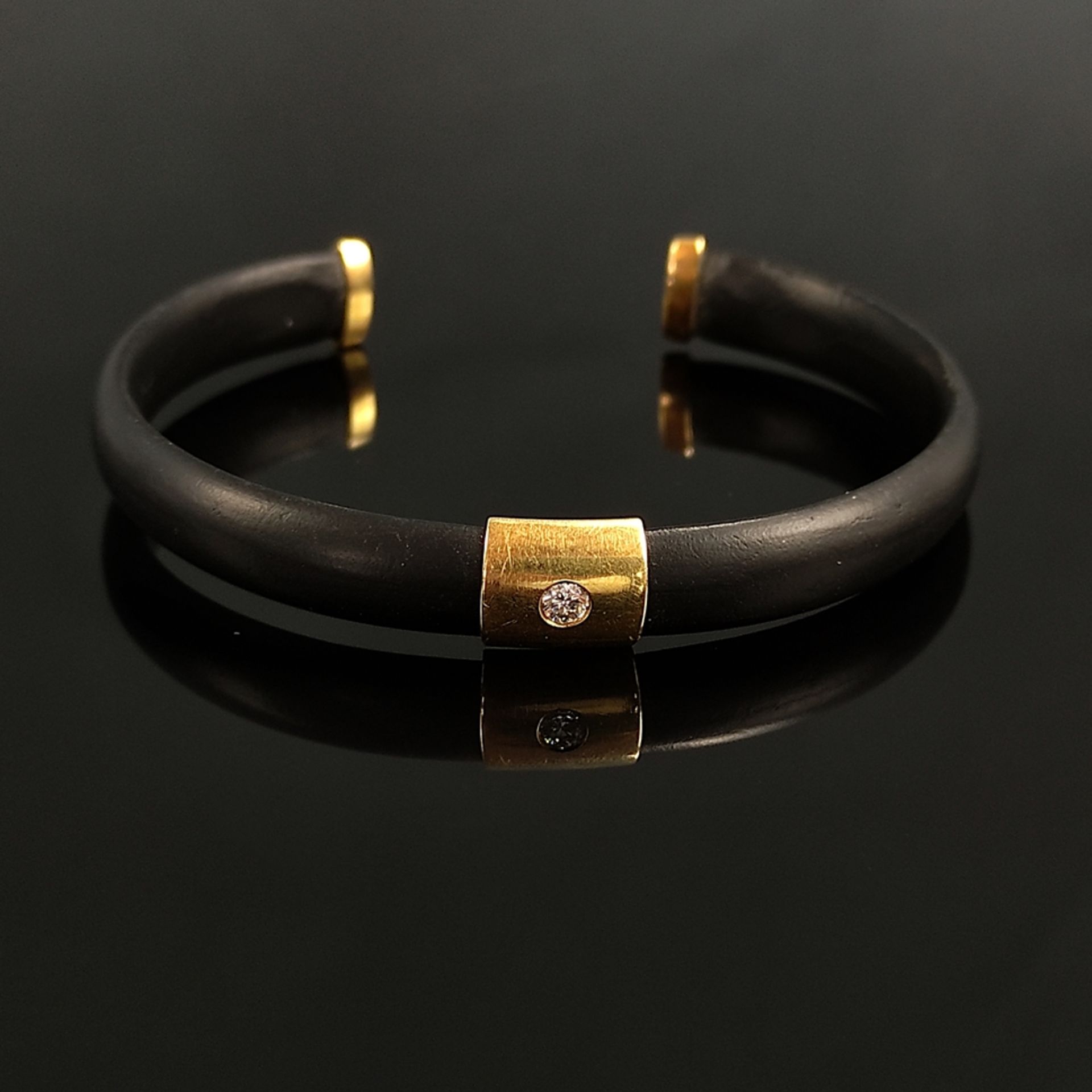 Modern Bunz design bangle, hoop made of caoutchouc, in the center and at the edges elements made of