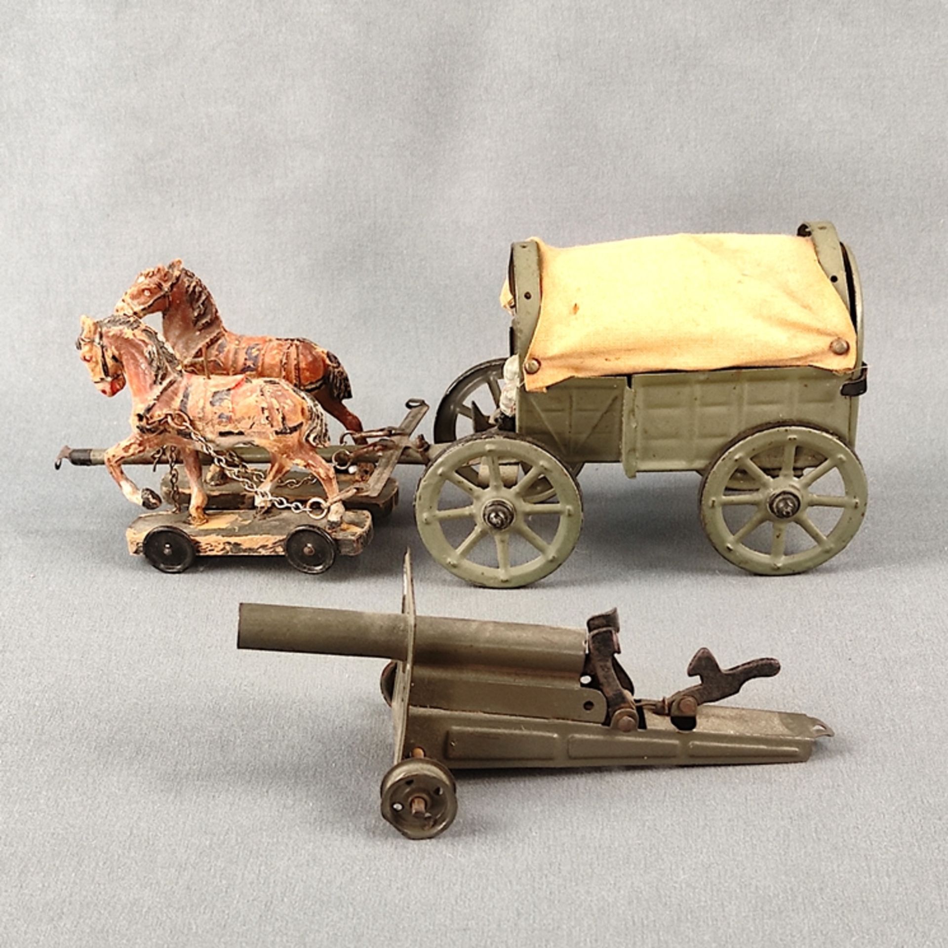 Covered wagon 2-horse with 2 riders (one without head), sheet metal version, 9x21x6cm, enclosed a I