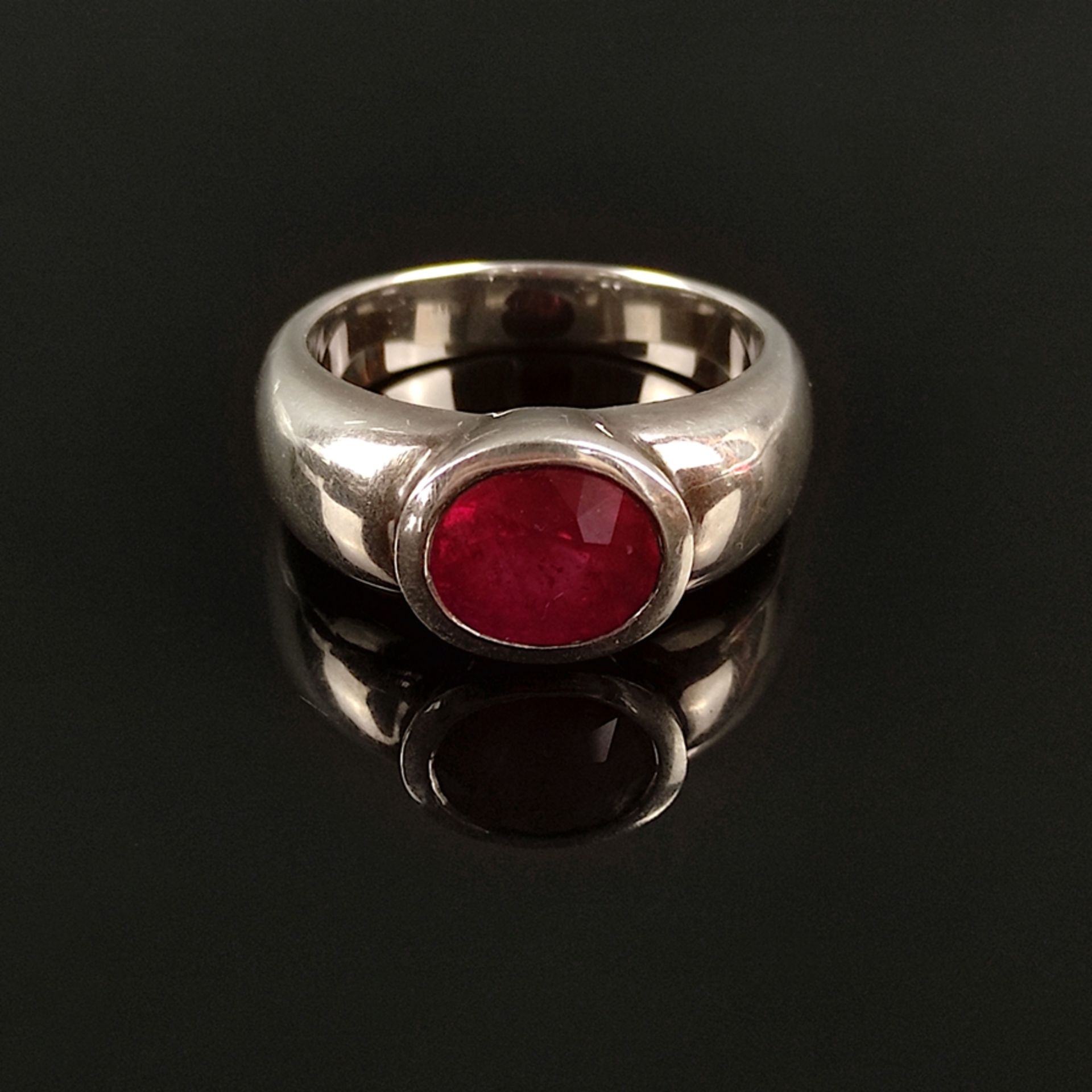 Rubin-Ring, Goldschmiedearbeit, Silber 925, 15g, mittig ovaler facettierter Rubin, reinheitsverbess - Image 2 of 3