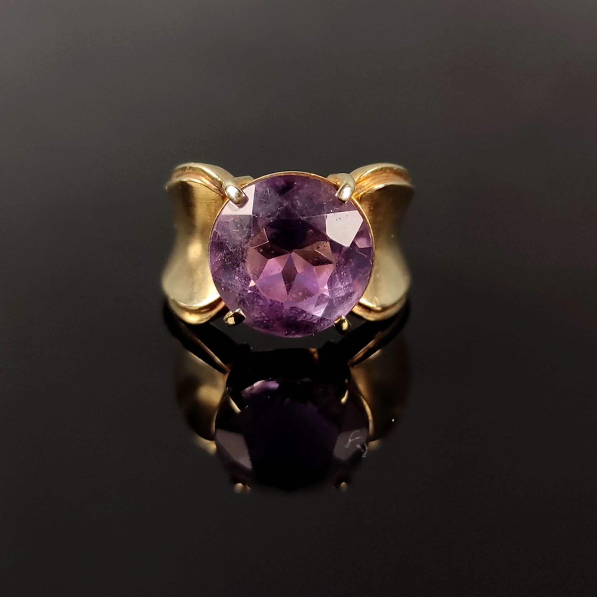 Amethyst ring, 585/14K yellow gold, 10.6g, center large round faceted amethyst (d 12mm), wide sligh - Image 2 of 3