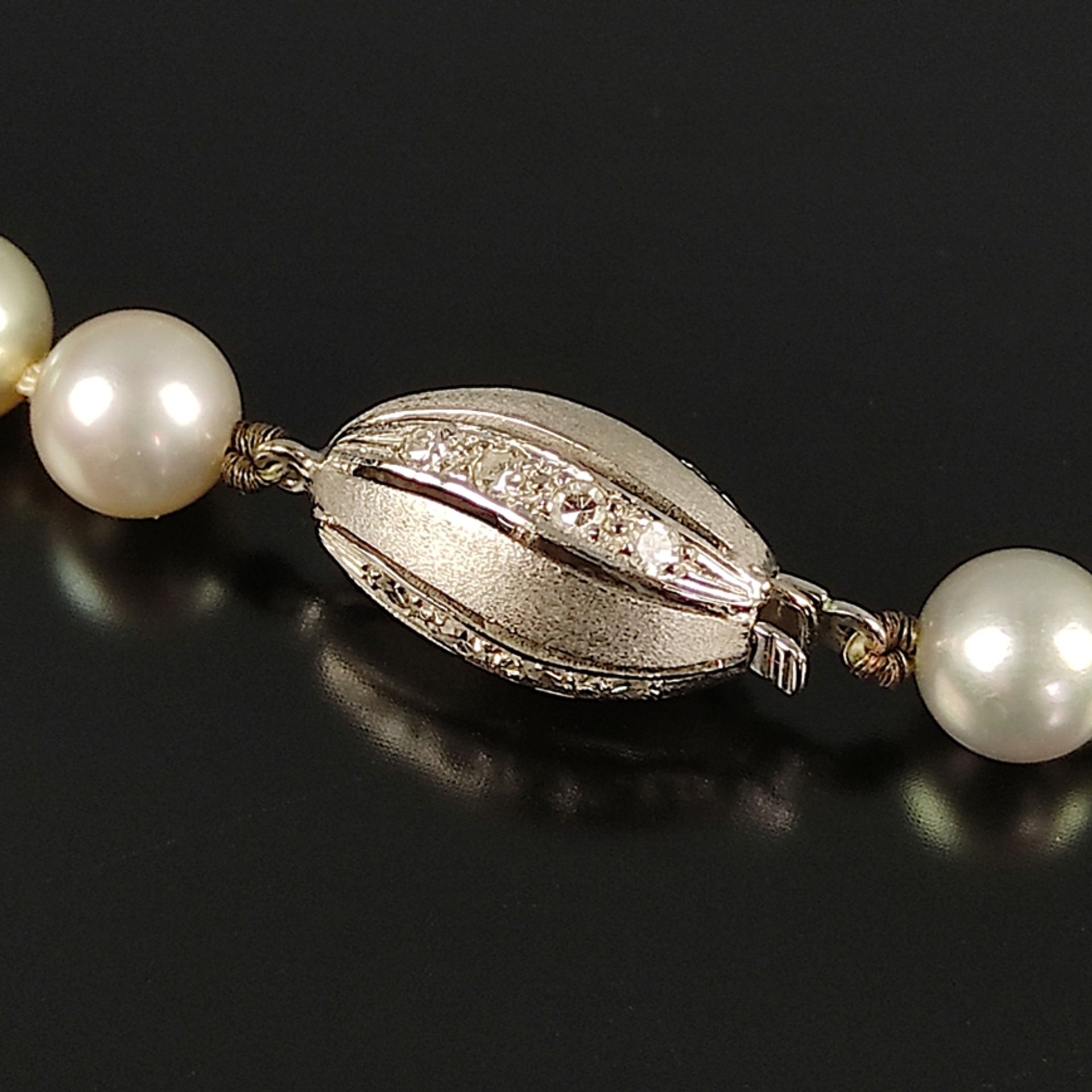 Fine pearl necklace, 585/14K white gold, total weight 28,9g, fine cultured pearls in light grey lus - Image 2 of 3